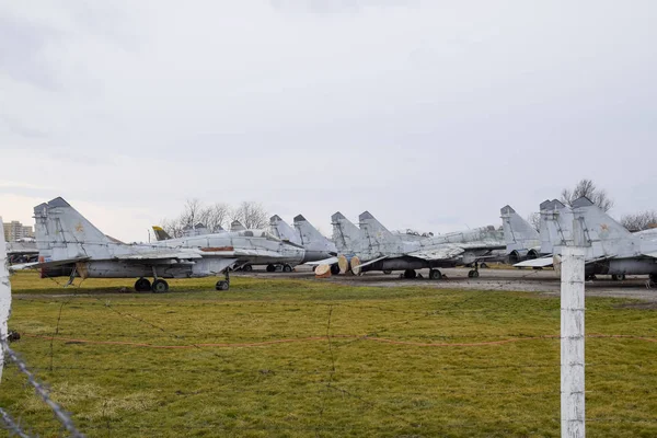 Krasnodar Rusya Şubat 2017 Askeri Uçak Savaşçıları Havaalanında Eski Açığa — Stok fotoğraf