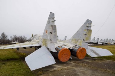 Krasnodar, Rusya - 23 Şubat 2017: Askeri uçak savaşçıları havaalanında. Eski açığa alınan uçak. Krasnodar Havaalanı