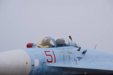 Krasnodar, Rusya - 23 Şubat 2017: Su-35 avcı hava gösterisi. Seyirci göstermek için Havaalanı uçakta. Kokpit ve uçak burun.