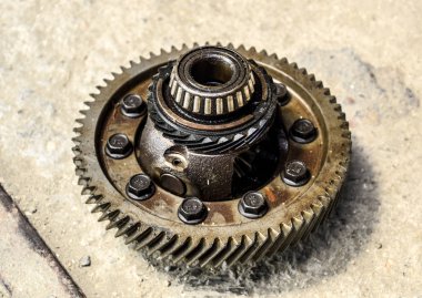 Kutusu araba yayınlar sökülmüş. Mekanik transmisyon mili üzerinde vites. Dişli yatakları ile