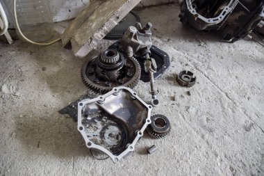 Rulmanlar ve şanzıman konut ile dişli. Kutusu araba yayınlar sökülmüş. Mekanik transmisyon mili üzerinde vites