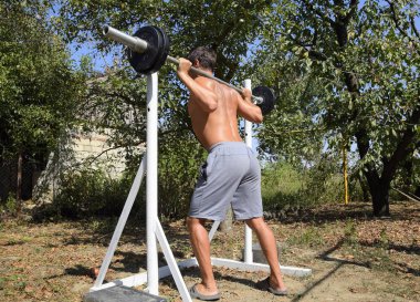 ağız kavgası gerçekleştirmek için bir bar gerektirir. Vücut geliştirme egzersizleri. arka bahçede spor.