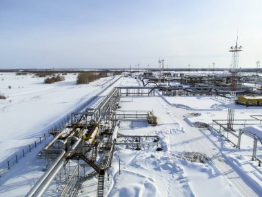 Petrol şirketin sanayi tesisi. Petrol Sahası donanımları. Endüstriyel yağ ve gaz altyapısı.