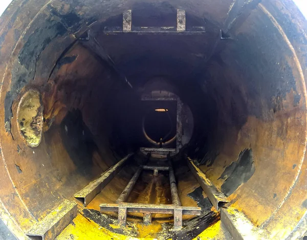 Vista dall'interno del divisore finale delle fasi del tubo. Pulizia delle attrezzature. Sedimento di giacimenti petroliferi su attrezzature — Foto Stock