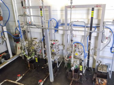 Rusya, Nefteyugansk - 24 Ocak 2016: reaktif blok içinde petrol pompaları. Kimyasallar içine belgili tanımlık sistem daha iyi yağ ve Su emülsiyon delaminate beslenir