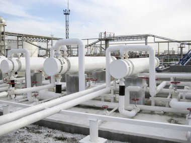 Isı değiştiriciler bir arıtma tesisi içinde. Petrol arıtma için donatım
