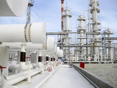 Isı değiştiriciler bir arıtma tesisi içinde. Petrol arıtma için donatım