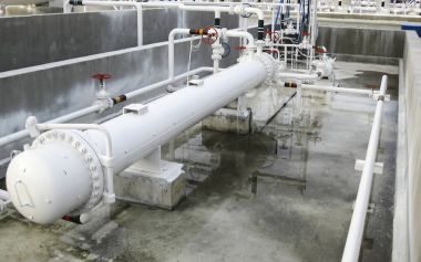 Isı değiştiriciler bir arıtma tesisi içinde. Petrol arıtma için donatım