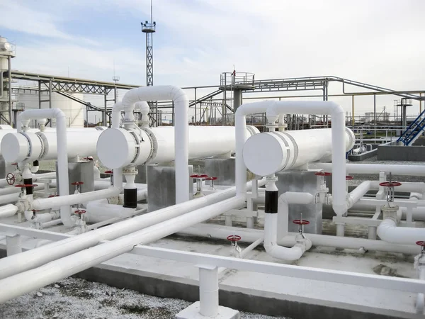 Heat exchangers in a refinery. The equipment for oil refining — Stock Photo, Image