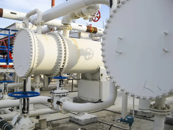 Trocadores de calor numa refinaria. O equipamento para refino de petróleo — Fotografia de Stock