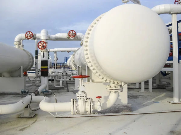 Trocadores de calor numa refinaria. O equipamento para refino de petróleo — Fotografia de Stock