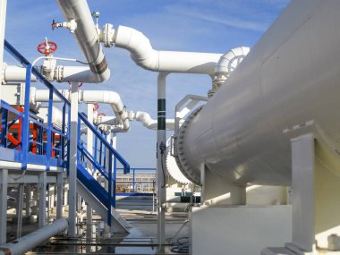 Isı değiştiriciler bir arıtma tesisi içinde. Isıtmalı benzin hava serin. E