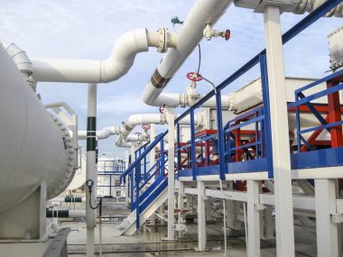 Isı değiştiriciler bir arıtma tesisi içinde. Isıtmalı benzin hava serin. E