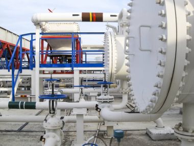 Isı değiştiriciler bir arıtma tesisi içinde. Petrol arıtma için donatım