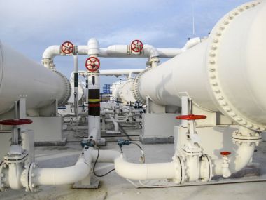 Isı değiştiriciler bir arıtma tesisi içinde. Petrol arıtma için donatım