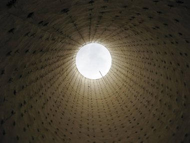 Meşale kapalı yazın, içinden bak. Bir meşale kapsayan bir asbestine.