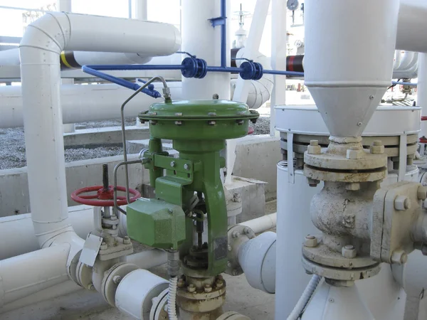 パイプライン上の緑の空気圧バルブ 石油プラントの設備 — ストック写真