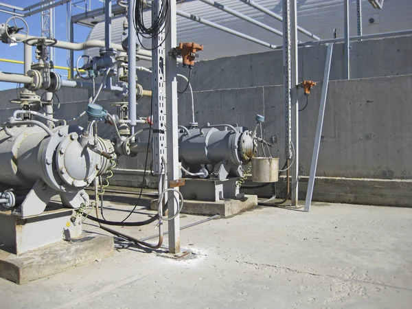 La bomba para bombear productos calientes de refinación de petróleo —  Fotos de Stock