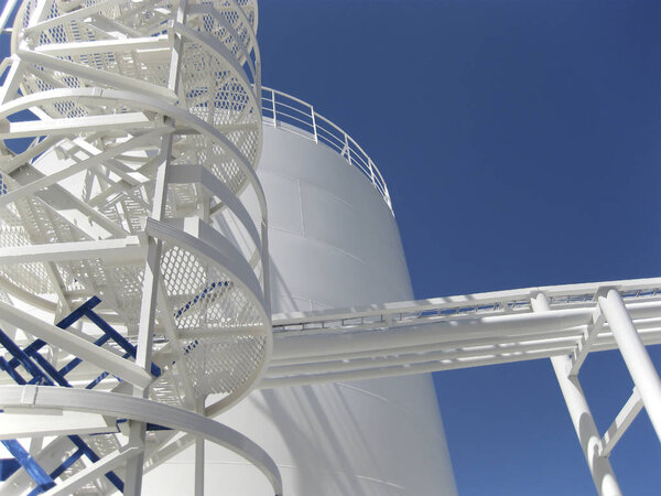 Бак с водой и лестницей
.