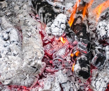 İçin için yanan kömür ızgara içinde. Şiş kebap sonra yanan ateşi