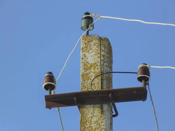 Stromsäule Mit Drähten Während Eines Niedergangs Gegen Den Klaren Blauen — Stockfoto