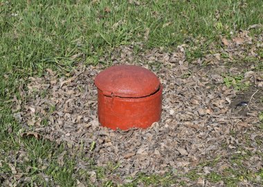 İyi kapak. Park kanalizasyon sistemi.