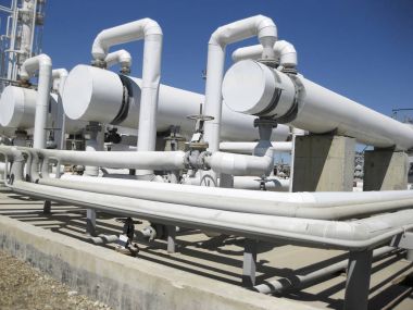 Isı değiştiriciler bir arıtma tesisi içinde. Petrol arıtma için donatım.