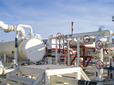 Isı değiştiriciler bir arıtma tesisi içinde. Petrol arıtma için donatım.