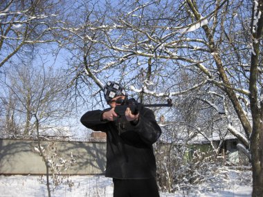 adam ile bir kış parkta bir havalı tüfek