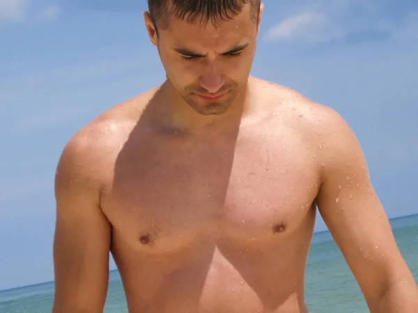 Męskiego Torsu Mięśni Młody Człowiek Stoi Plaży — Zdjęcie stockowe