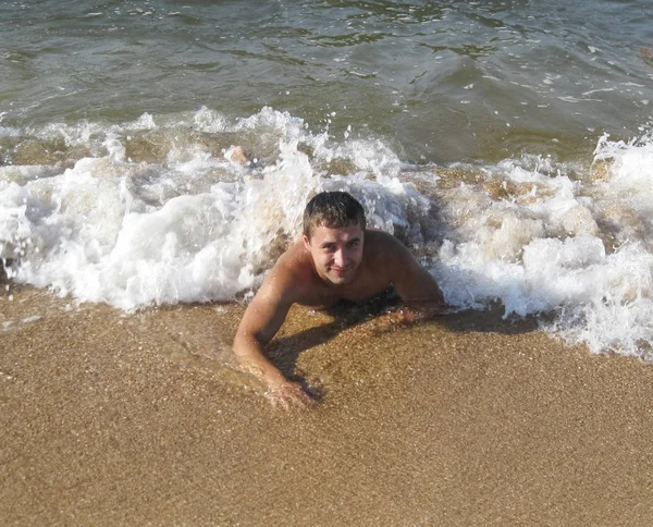 Man Shore Lies Sea Wave Covers Masculine Beach Vacation — Stock Photo, Image