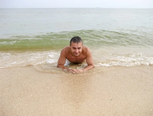 Человек Берегу Лжет Морская Волна Покрывает Мужскую Пляж — стоковое фото