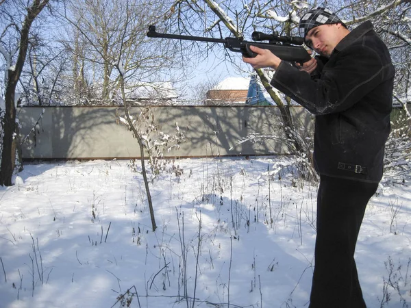 Homme Avec Fusil Air Dans Parc Hiver — Photo