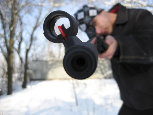 Людина Пневматичною Гвинтівкою Зимовому Парку — стокове фото