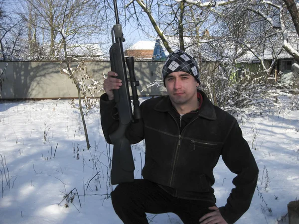 adam ile bir kış parkta bir havalı tüfek