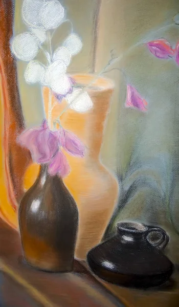 Nature morte. Une peinture représentant une nature morte, un vase avec des fleurs . — Photo