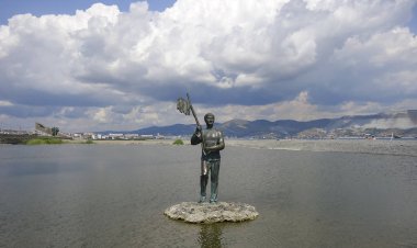 Novorossiysk, Rusya - 8 Ağustos 2017: Anıt Evgeny Mironov'un elmas el filmde bir rol için.