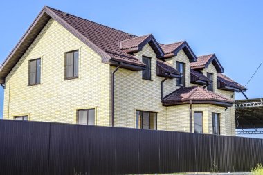 Plastik pencere ve oluklu levha bir çatı ile ev