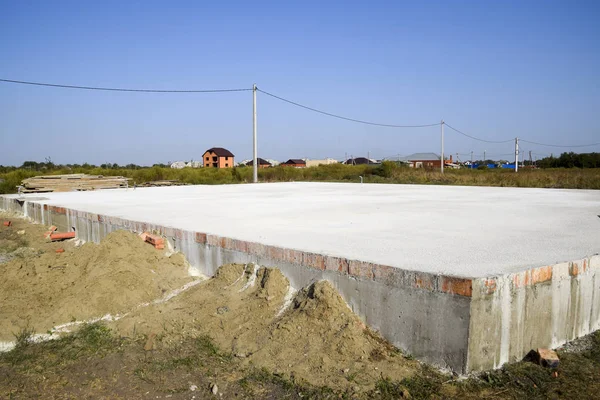 Ev ve kat dolu temeli. Ev inşaatı.