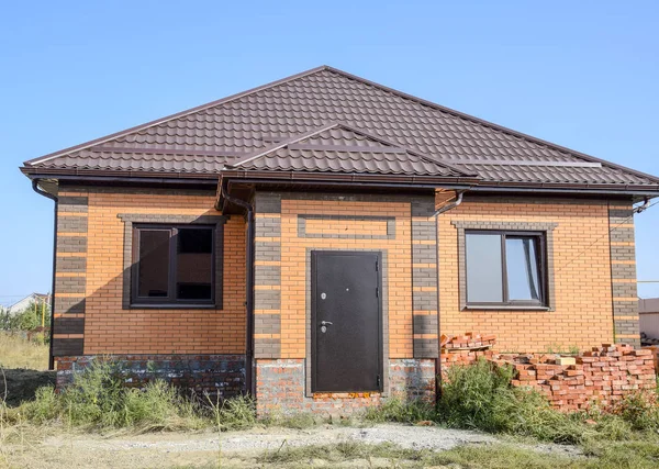 Plastik pencere ve oluklu levha bir çatı ile ev