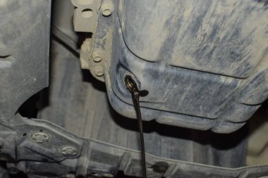 Drenaj Tak altyapıyı eski yağ tahliye. Bir araba motoru yağda değiştirme.