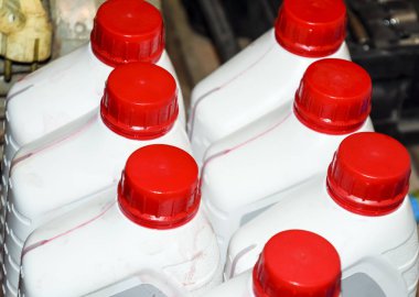 Beyaz plastik kutu kırmızı kapakları ile. Şanzıman yağı bidon.