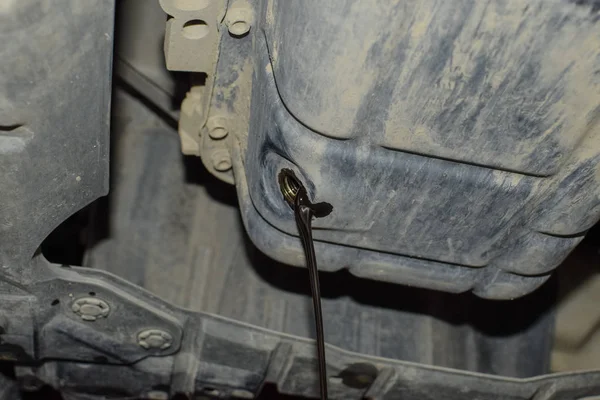 Drenaj Tak altyapıyı eski yağ tahliye. Bir araba motoru yağda değiştirme.