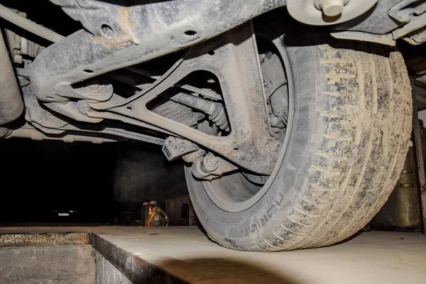 Achterwiel Voor Auto Met Elementen Van Het Systeem Inzake Schorsing — Stockfoto