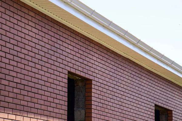 Yeni tuğla ev yapım aşamasında. Kahverengi ve pembe tuğla