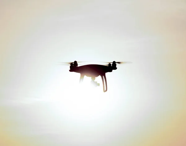 Quadrocopters Siluett Mot Bakgrund Solnedgången Flygande Drönare Kvällshimlen — Stockfoto
