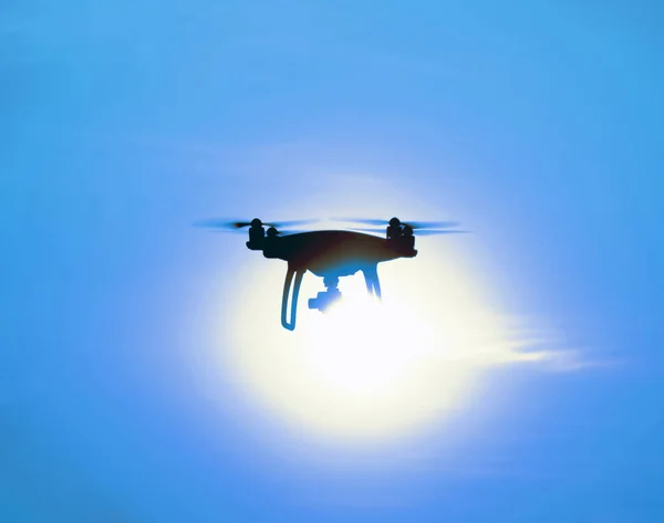 Silueta Quadrocopters contra el fondo de la puesta de sol —  Fotos de Stock