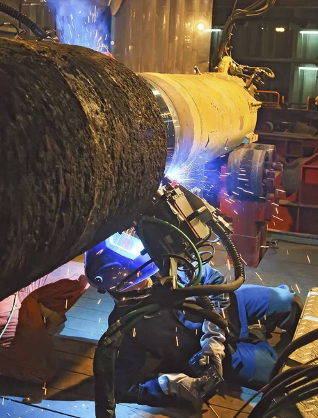 Butt welding underwater pipeline using automatic equipment