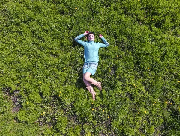 La chica yace en un vestido de color turquesa en el césped. hermosa chica acostada de hierba — Foto de Stock