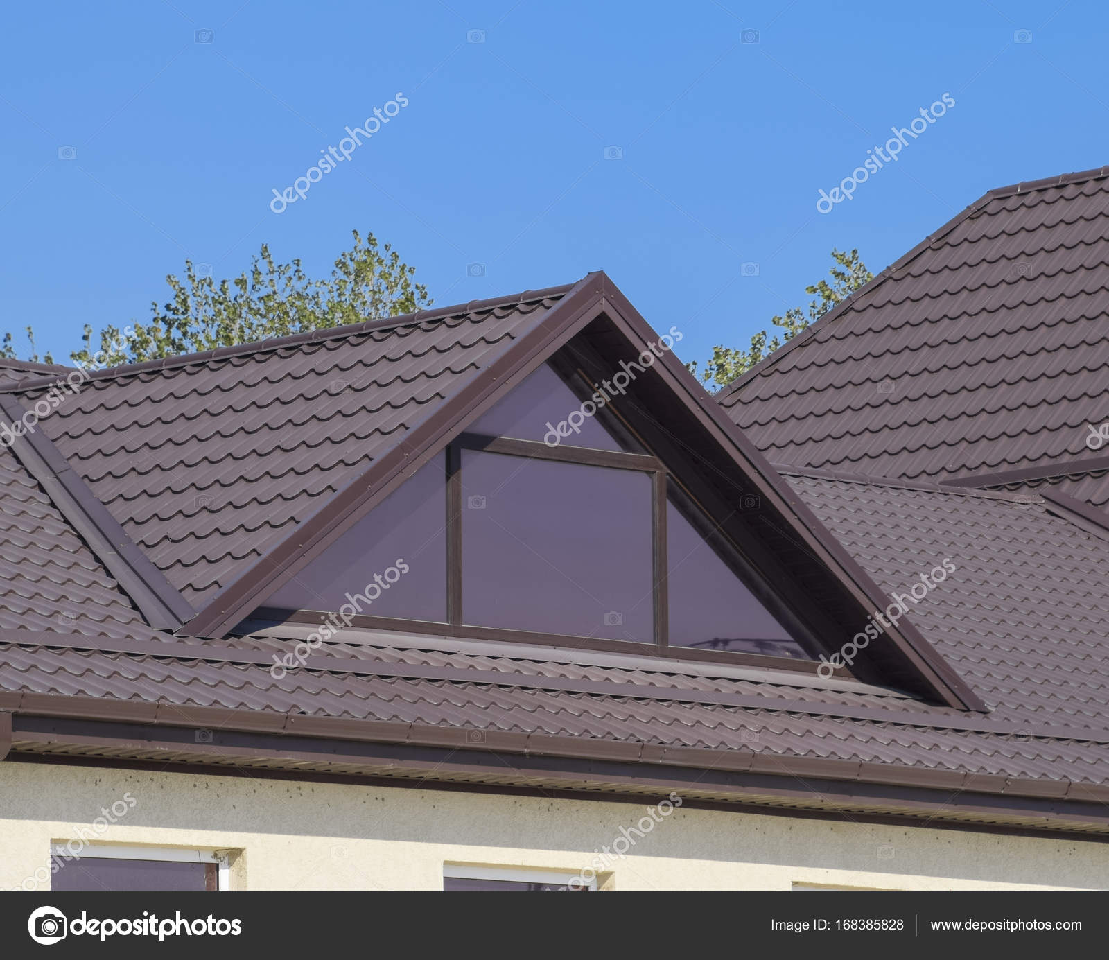 El techo de una antigua casa residencial en la ciudad de las tierras